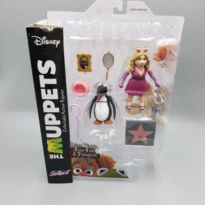 Muppets Penguin Miss Piggy w/ Pet Foo Foo Action Figure Playset Diamond Select